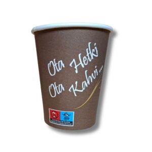Ruskea kartonkikuppi kuumille juomille. Valkoinen koristeteksti suomeksi